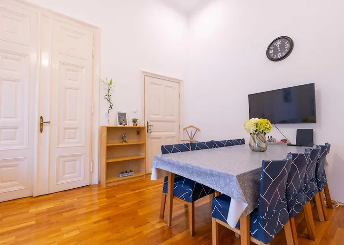 Central Grand Apartment Next To The Fashion Road